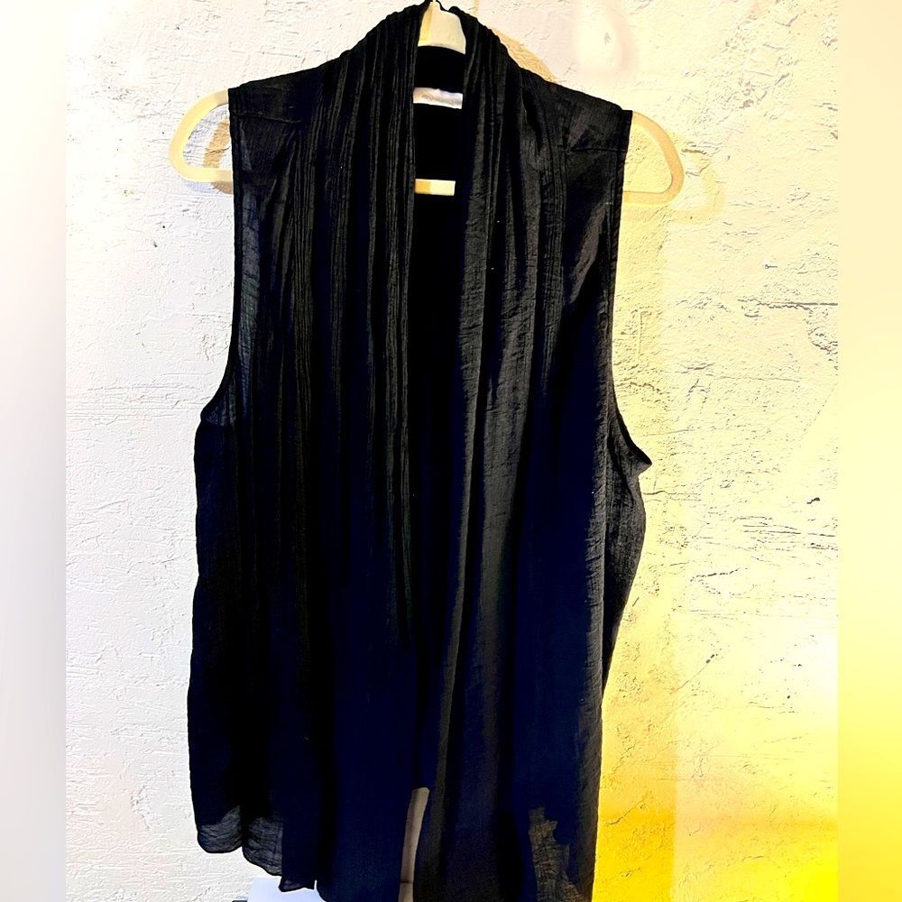 Avenue Black vest: loose and full of movement great layer for dressing w jeans
